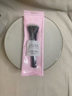 NWOT Laure Geller Black Handle Powder Brush with White-Tipped Bristles,